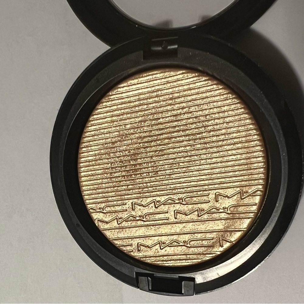 MAC Cosmetics Whisper Of Gilt Extra Dimension SkinFinish
